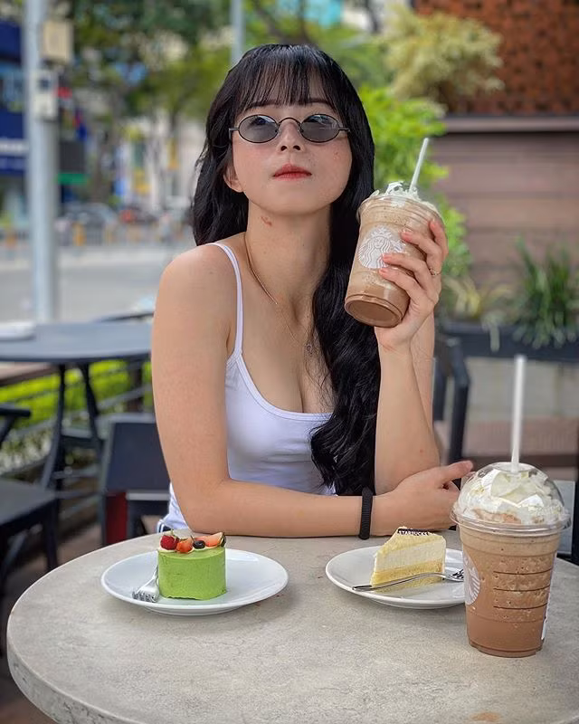 "Hotgirl làng võ" còn thu hút những người yêu mến mình bằng hàng loạt hình ảnh khoe khéo cơ thể đầy quyến rũ mà không kém phần khỏe khoắn của một vận động viên võ thuật.
