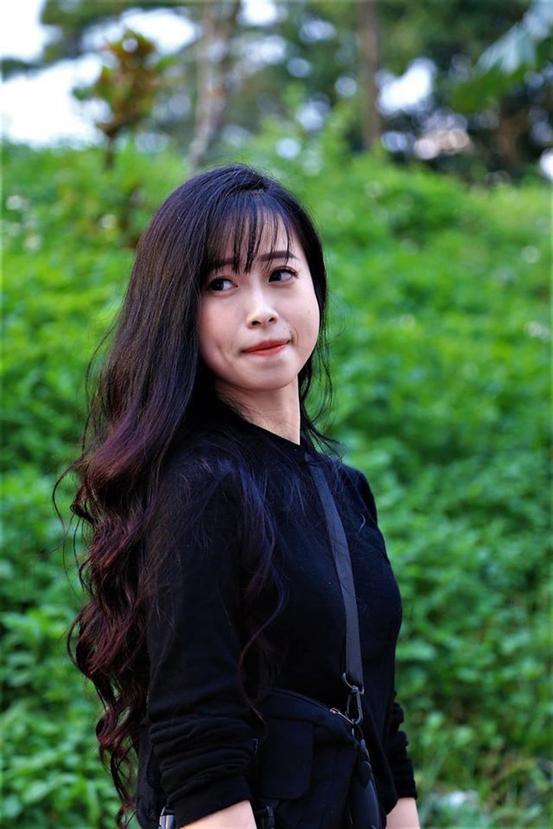 Châu Tuyết Vân có đôi mắt to, làn da trắng mịn, sống mũi cao.