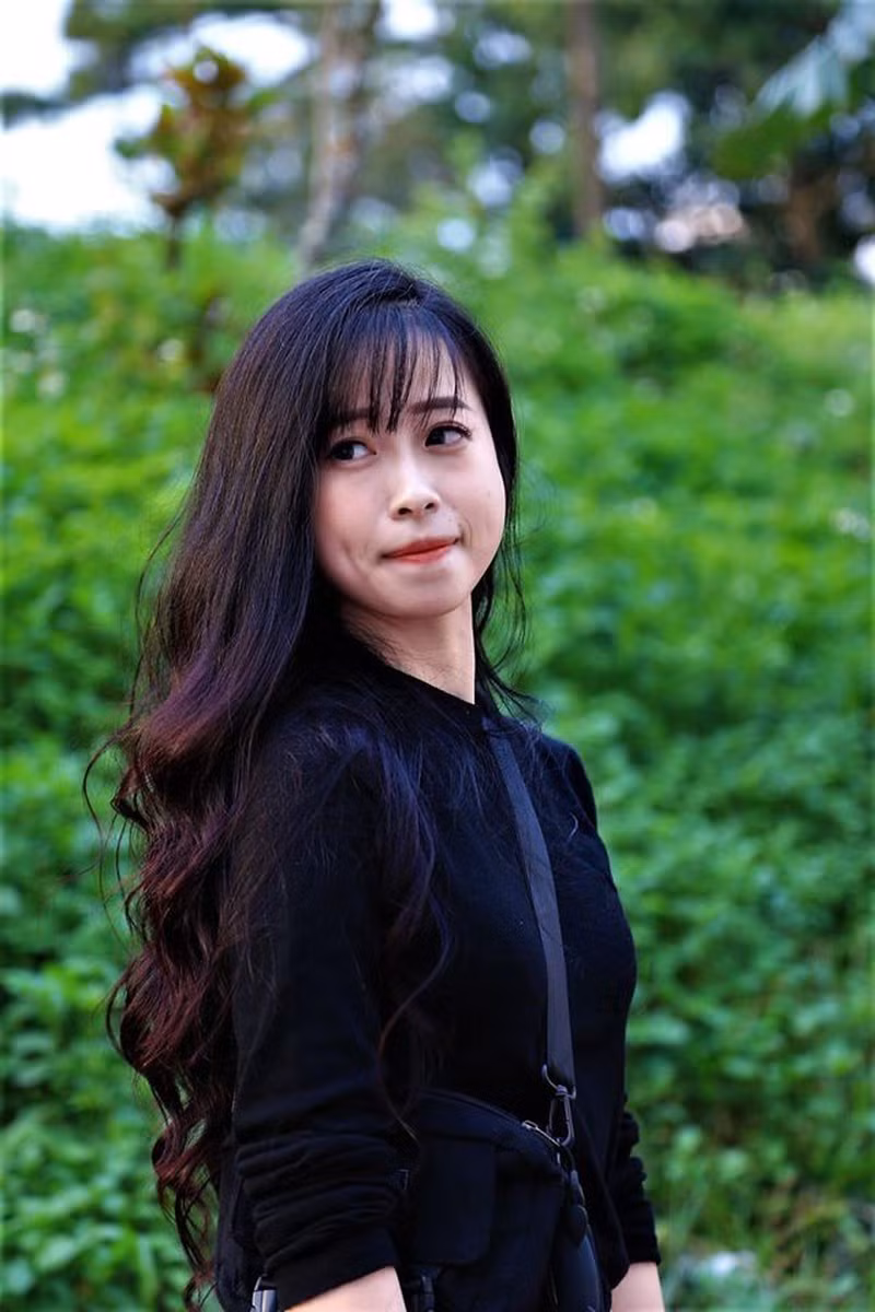 Châu Tuyết Vân có đôi mắt to, làn da trắng mịn, sống mũi cao.