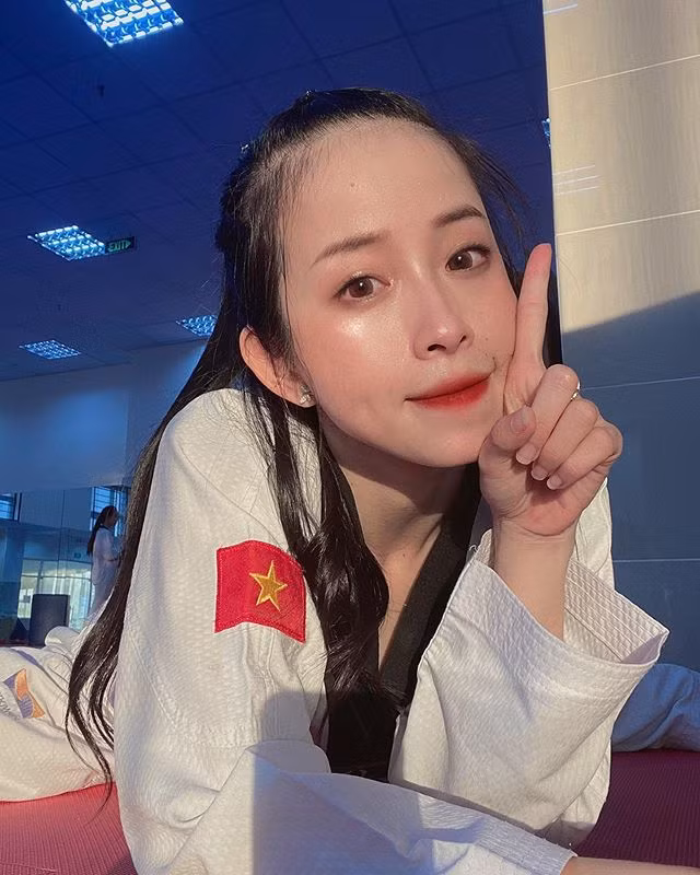 Châu Tuyết Vân (sinh năm 1990) được mệnh danh " hot girl taekwondo", "hoa khôi làng võ" nhờ tài năng nổi bật cùng ngoại hình xinh xắn.