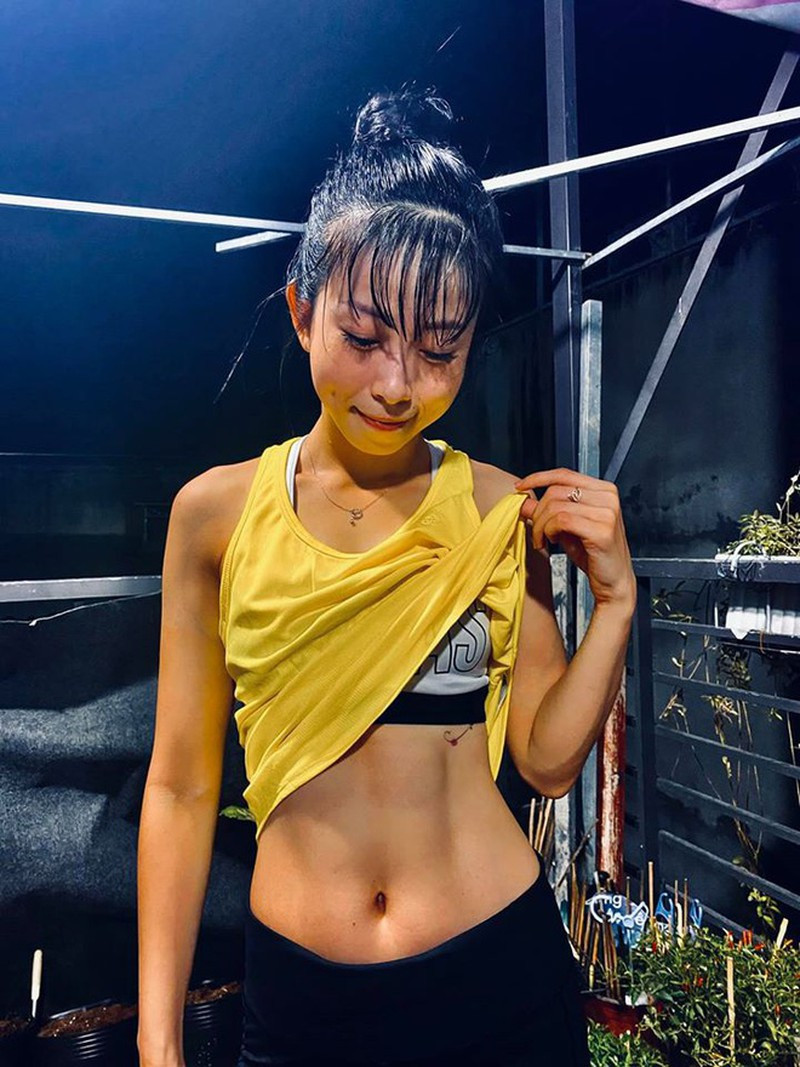 Trong các bức ảnh đời thường, cô được nhận xét có gương mặt, dáng người và phong cách ăn mặc trẻ trung, hack tuổi.