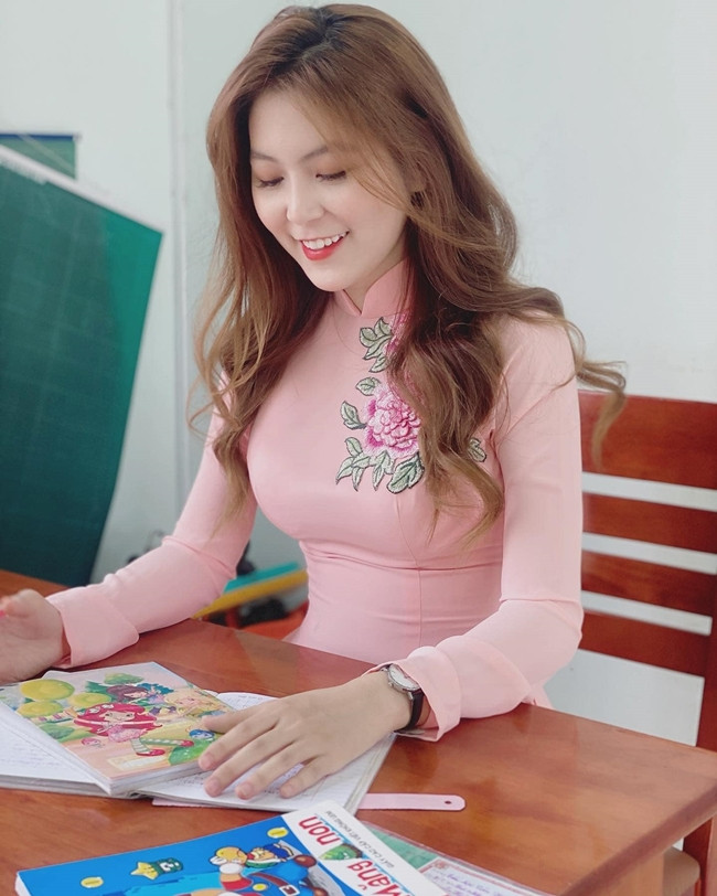 Nữ giáo viên xinh đẹp này sở hữu lượng fan hâm mộ không kém cạnh những người nổi tiếng.