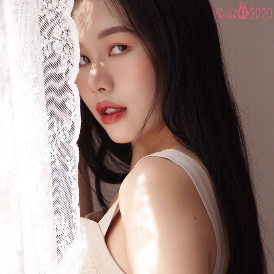 Vương Diệu Linh, sinh năm 1999, hiện là sinh viên Đại học Mỹ thuật Việt Nam.