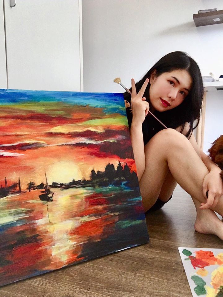 Ngoài chuyên ngành mỹ thuật, cô nàng còn đam mê thời trang, có năng khiếu múa và nhảy hiện đại. Diệu Linh cũng có một kênh riêng, đăng tải các video về Tiếng Anh hoặc những món đồ tự làm. Mời quý độc giả đón xem thêm video: Nghị lực của "thầy giáo tí hon" - Nguồn: KÊNH VTC14