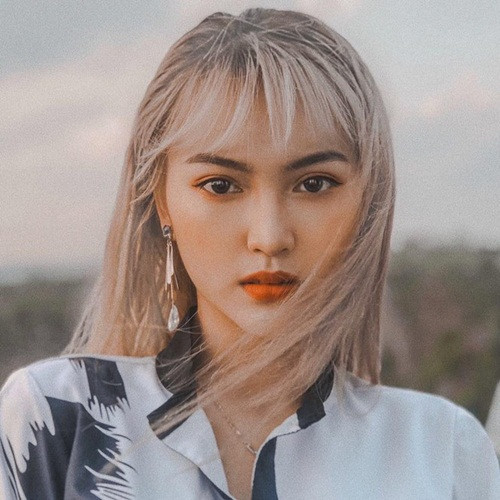 Thí sinh Huỳnh Ngọc Tuyền (SN 2000, quê Sóc Trăng) từ khi xuất hiện trên fanpage chính thức của cuộc thi Hoa hậu Việt Nam 2020 đã "gây sốt" nhờ vẻ đẹp cực kỳ hiện đại và quyến rũ.