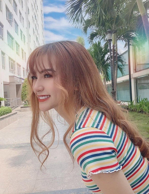 Cô nàng sở hữu đôi mắt to tròn cùng gu thời trang năng động, cá tính.