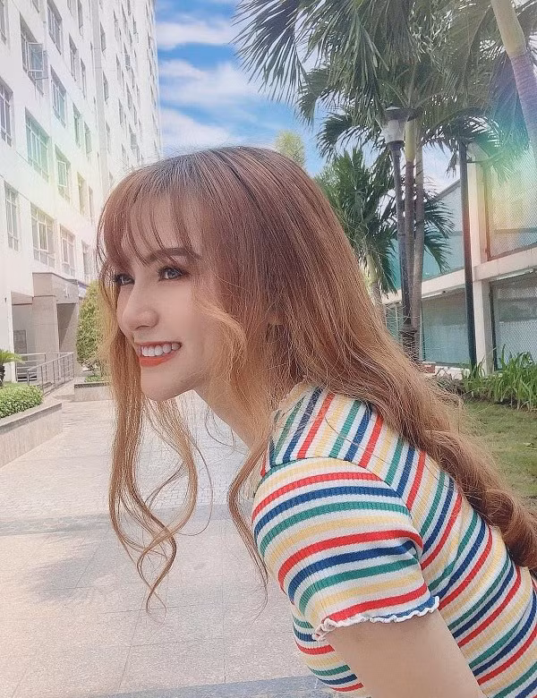 Cô nàng sở hữu đôi mắt to tròn cùng gu thời trang năng động, cá tính.