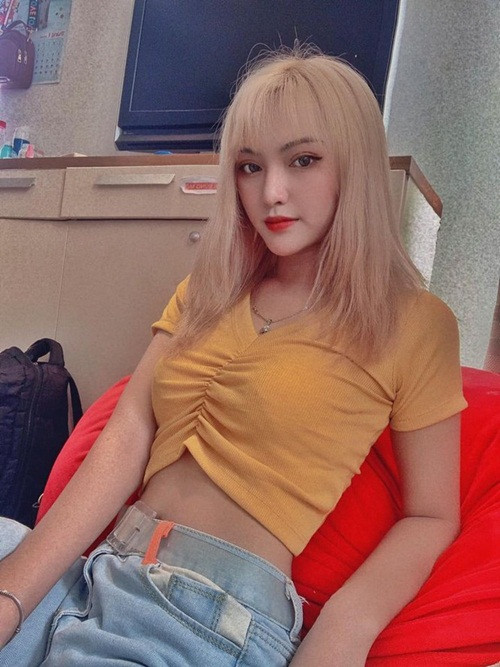 Trước khi nhuộm tóc đen để dự thi, người đẹp này đã gây ấn tượng không hề nhẹ với mái tóc bạch kim cá tính.