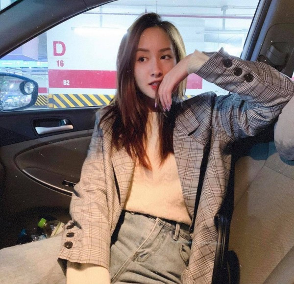 Người đẹp sinh năm 1996 đến từ Hà Nội rất yêu thích các thiết kế đơn giản như quần jean, short khaki, váy đơn sắc...