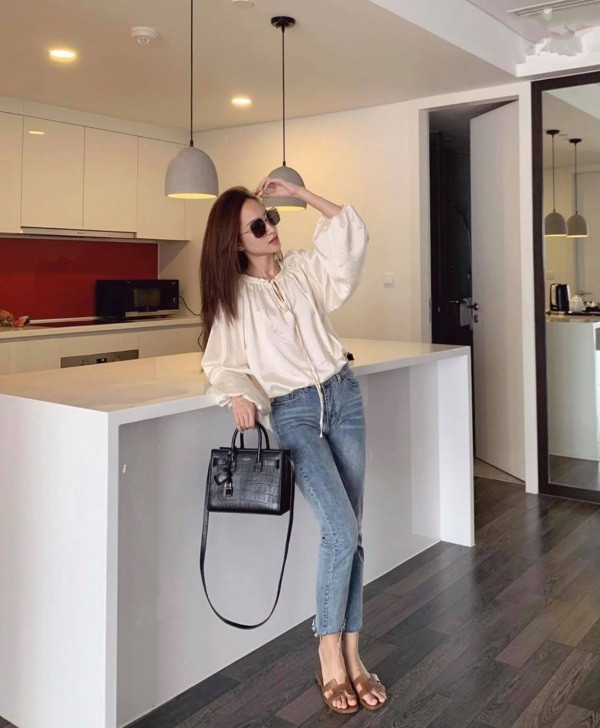 Cuối năm ngoái, Lê Vi thường xuyên than vãn chuyện cân nặng giảm không phanh trên mạng xã hội. Lướt qua trang cá nhân của cô nàng, ai cũng phải công nhận rằng thời gian gần đây Vi gầy hơn hẳn.