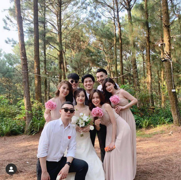 Hot girl Nguyễn Lê Vi nhận được rất nhiều lời khen ngợi giữa dàn bưng tráp xinh đẹp, cô dâu lộng lẫy.