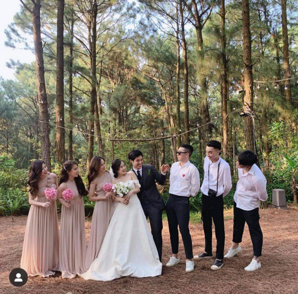 Trong hình ảnh làm phù dâu mới đây, hot girl Hà thành gây chú ý cộng đồng mạng nhờ vào nhan sắc và thần thái tỏa sáng nổi bật hơn cả nhân vật chính là cô dâu.