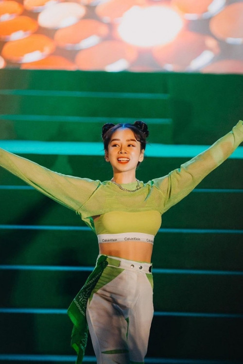 Dạo quanh những bức ảnh mà Mie đăng tải, có dễ dàng nhìn thấy hình ảnh một nữ DJ quyến rũ và khỏe khoắn trong những chiếc áo crop top khéo khoe vòng eo con kiến