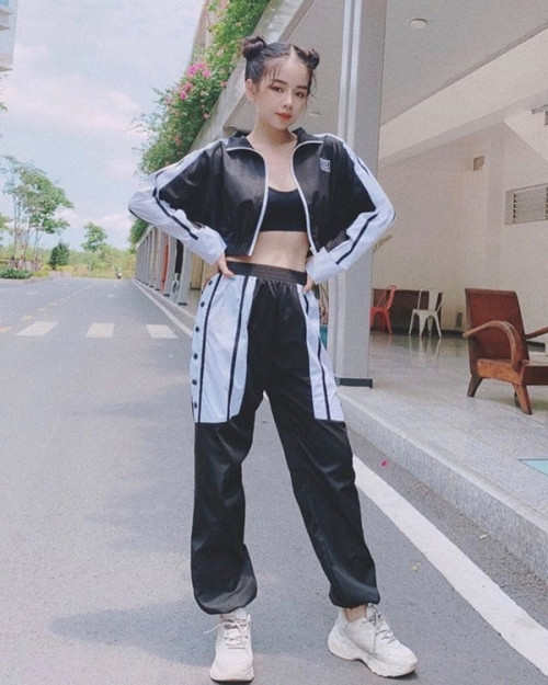 Ở đời thường, Mie lại là người rất cá tính, không ưa chuộng mốt hở hang khi thường xuyên diện nhưng trang phục khoẻ khoắn