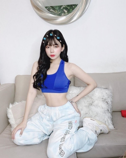 Cô nàng thường chọn những trang phục khỏe khoắn, để lộ vòng eo thon