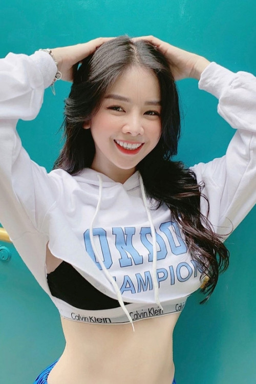 Để không trở nên nhàm chán với hình ảnh gắn liền với crop top, gái xinh đến từ TP Đà Nẵng cũng thường xuyên thay đổi cách mix-match kết hợp với nhiều trang phục khác nhau