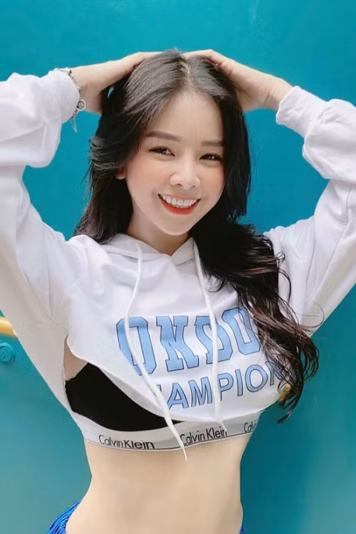 Để không trở nên nhàm chán với hình ảnh gắn liền với crop top, gái xinh đến từ TP Đà Nẵng cũng thường xuyên thay đổi cách mix-match kết hợp với nhiều trang phục khác nhau