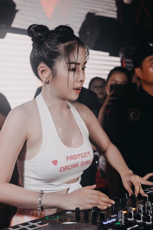 Nữ DJ sinh năm 1995 không những thu hút người hâm mộ bởi sự tài năng, gương mặt xinh xắn, body nóng bỏng, mà phong cách thời trang của cô nàng cũng được rất nhiều người đặc biệt quan tâm, học hỏi.