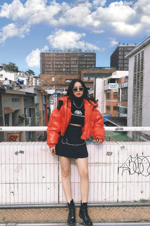 Mie rất linh hoạt trong cách phối đồ, khi nào cần điệu đà, nữ tính hơn chút thì cô nàng sẽ mix áo croptop cùng với những chiếc chân váy chữ A ngắn ngang đùi.