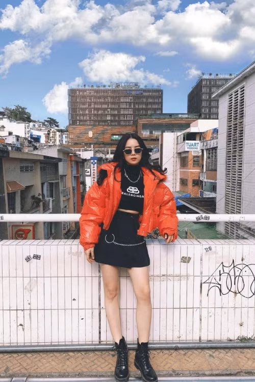 Mie rất linh hoạt trong cách phối đồ, khi nào cần điệu đà, nữ tính hơn chút thì cô nàng sẽ mix áo croptop cùng với những chiếc chân váy chữ A ngắn ngang đùi.