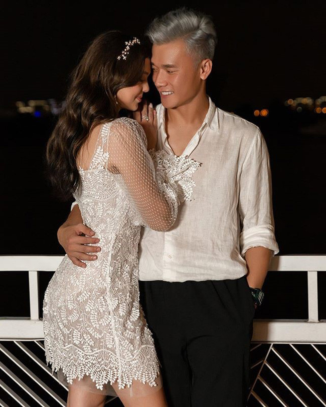 Thủ môn Bùi Tiến Dũng cũng vừa công khai bạn gái cách đây không lâu.