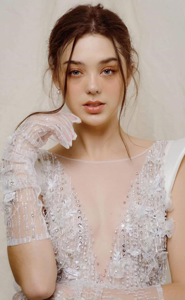 Hiện tại, cô sống và làm việc tại TP.HCM.