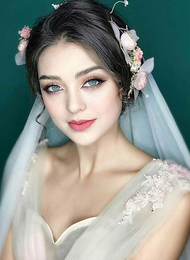 Dianka từng làm việc tại nhiều quốc gia như Thổ Nhĩ Kỳ, Đức, Singapore…