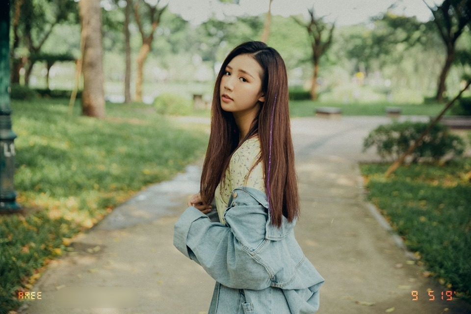 Trang phục đời thường của AMEE thường đơn giản, quyến rũ với những thiết kế váy áo nữ tính.
