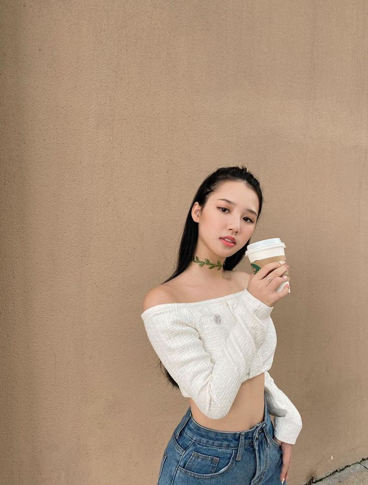 Ngoài gương mặt trẻ trung, xinh xắn, nhiều người cũng dành không ít những lời tán thưởng về gu thời trang cá tính của nữ ca sĩ trẻ.