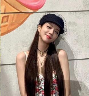 Bên cạnh lời khen, nhiều dân mạng lập tức soi ra 1 số điểm trên trang phục của Amee na ná giống với nữ thần Jisoo BLACKPINK.