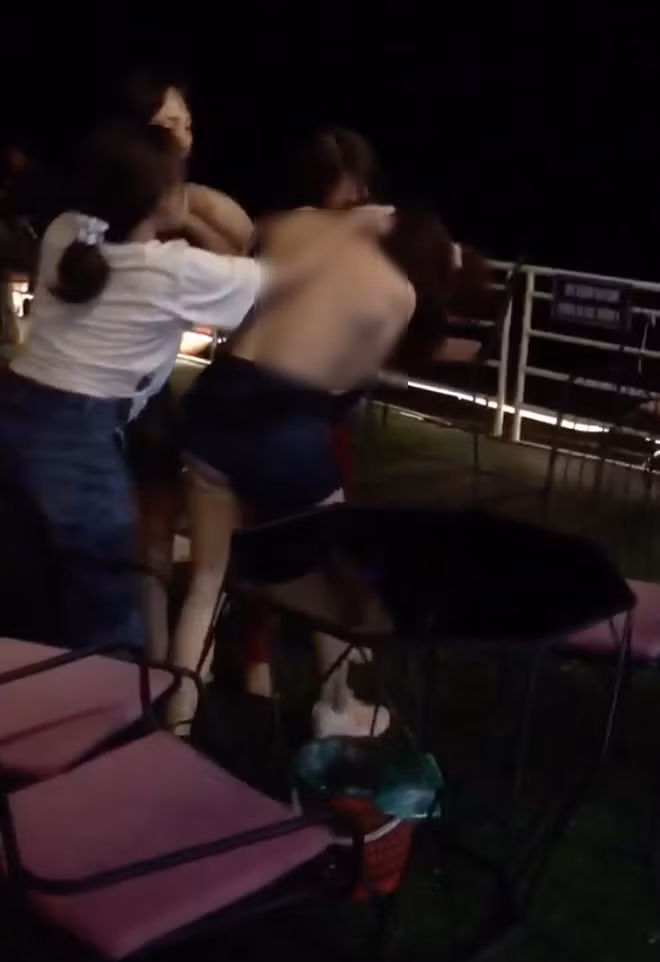 CDM ghe ron man danh ghen lot do giua quan cafe tai Ba Vi-Hinh-2