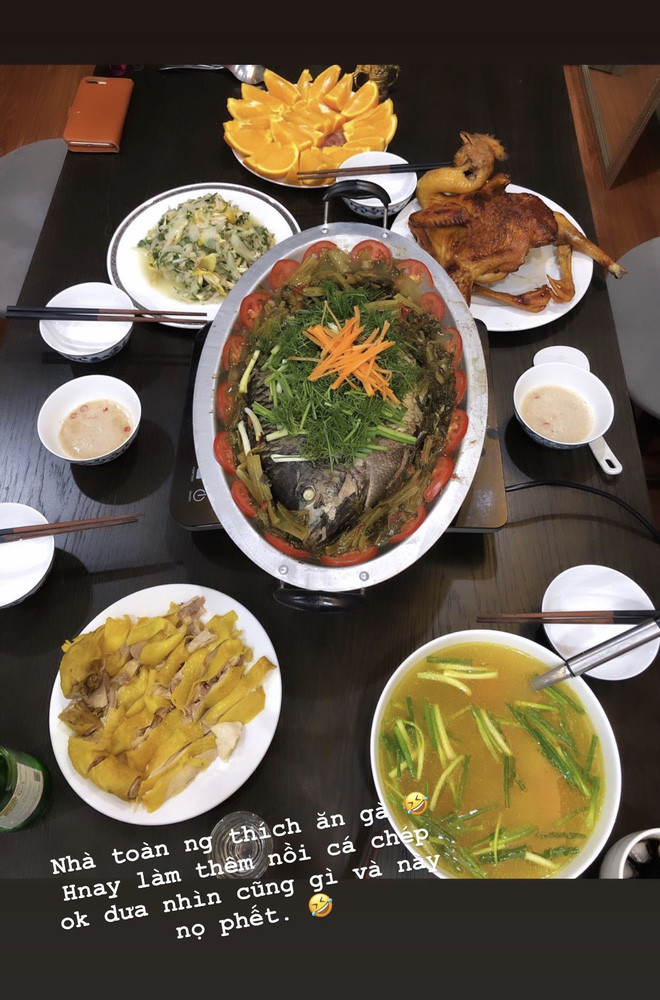 Thu Hoài là MC nổi tiếng, xinh đẹp, trẻ trung thì ai cũng biết rồi. Nhưng mà, bạn có biết rằng cô nàng này còn rất đảm đang chưa? Không tin, cứ nhìn loạt mâm cơm nhà do tự tay Thu Hoài nấu nướng là rõ.