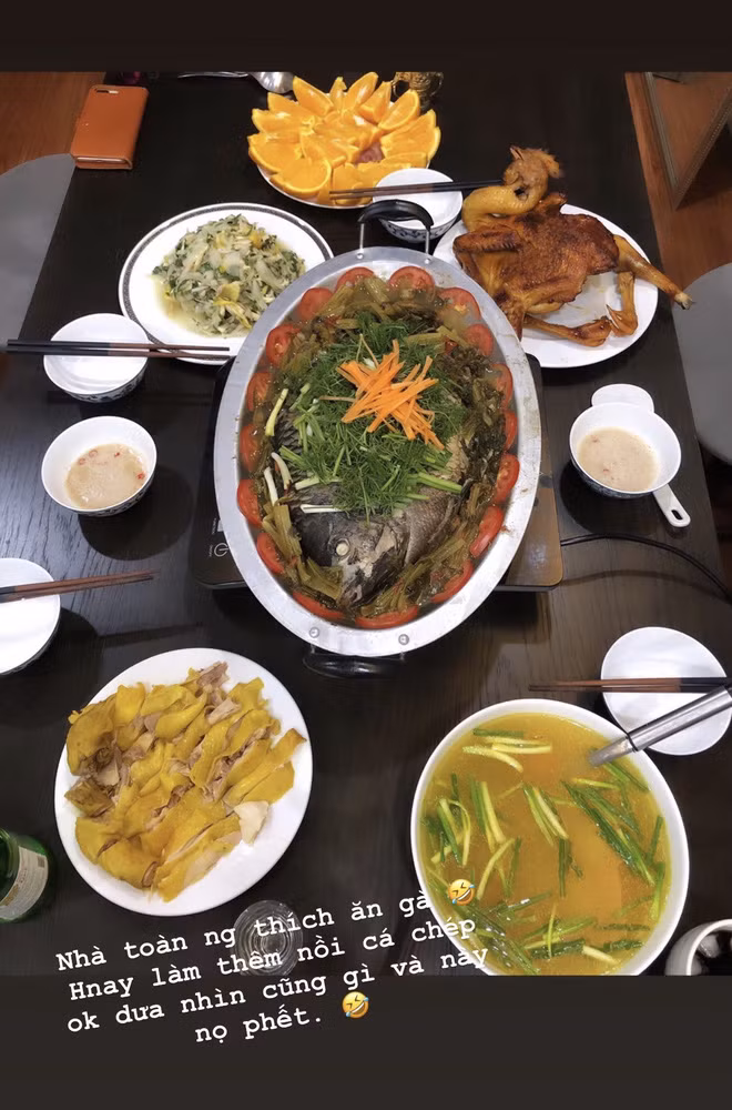 Thu Hoài là MC nổi tiếng, xinh đẹp, trẻ trung thì ai cũng biết rồi. Nhưng mà, bạn có biết rằng cô nàng này còn rất đảm đang chưa? Không tin, cứ nhìn loạt mâm cơm nhà do tự tay Thu Hoài nấu nướng là rõ.