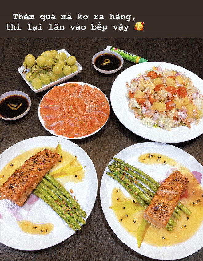 Có hôm, "anh nhà" của Thu Hoài là giám đốc Nguyễn Nghiêm Hoàng Nam bảo thèm thịt kho tàu một cái là cô nàng đã có ngay môt mâm cơm ngon lành với thịt kho - rau luộc - đậu chiên. Nhìn đầy đủ, ngon mắt thế này là biết ngay sẽ tốn cơm lắm đây mà.