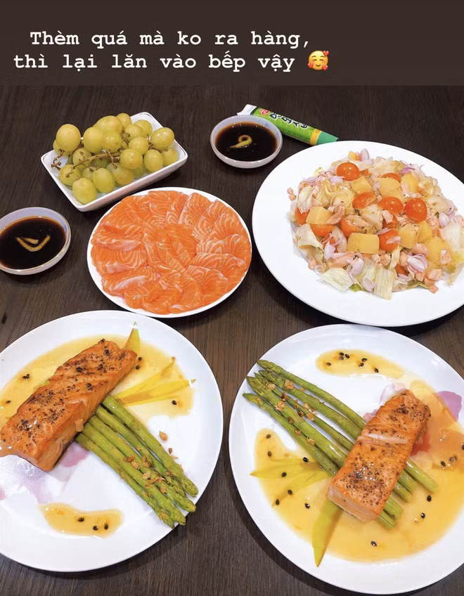 Có hôm, "anh nhà" của Thu Hoài là giám đốc Nguyễn Nghiêm Hoàng Nam bảo thèm thịt kho tàu một cái là cô nàng đã có ngay môt mâm cơm ngon lành với thịt kho - rau luộc - đậu chiên. Nhìn đầy đủ, ngon mắt thế này là biết ngay sẽ tốn cơm lắm đây mà.