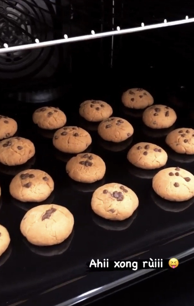 Đảm đang, khéo tay lại xinh đẹp, giỏi giang thì bảo sao "anh nhà" lại chẳng mê Thu Hoài cơ chứ.