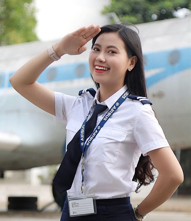 Hồng Nhi chia sẻ với Zing, 3 năm học ở trường THPT Tiểu La, tỉnh Quảng Nam, cô đạt nhiều thành tích nổi bật. Nhi đạt danh hiệu hoa khôi cuộc thi Nữ sinh Tài năng Thanh lịch 2013; 2 năm liên tiếp đoạt giải A cuộc thi "Tiếng hát mãi xanh", giải nhất cuộc thi "Thuyết trình văn học" tỉnh Quảng Nam 2015. Nhiều năm liền, Hồng Nhi là học sinh giỏi.