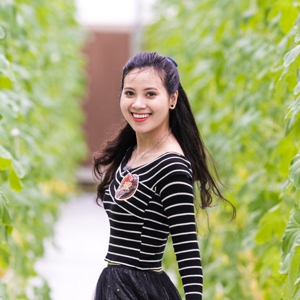 Bên cạnh đó, nữ sinh giành được 3 loại học bổng tại học viện gồm: Học bổng thường niên dành cho sinh viên giỏi và xuất sắc với GPA 3.2/4.0; học bổng mỗi kỳ dành cho sinh viên điểm học tập và rèn luyện cao nhất mỗi khoa và mỗi khoá. Nhi còn là một trong 2 sinh viên xuất sắc nhận học bổng du học hè tại Đại học Hàng Không Vũ trụ Hàn Quốc.