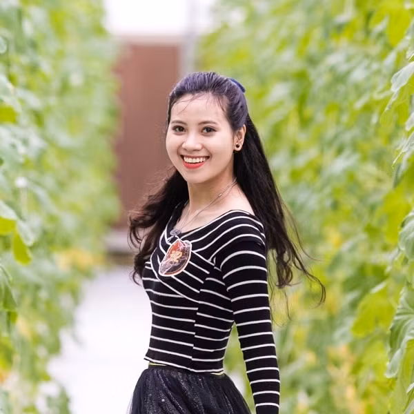 Bên cạnh đó, nữ sinh giành được 3 loại học bổng tại học viện gồm: Học bổng thường niên dành cho sinh viên giỏi và xuất sắc với GPA 3.2/4.0; học bổng mỗi kỳ dành cho sinh viên điểm học tập và rèn luyện cao nhất mỗi khoa và mỗi khoá. Nhi còn là một trong 2 sinh viên xuất sắc nhận học bổng du học hè tại Đại học Hàng Không Vũ trụ Hàn Quốc.