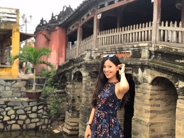 Trong 4 năm học tại Học viện Hàng không Việt Nam, Hồng Nhi đạt sinh viên 5 tốt (cấp khoa và học viện) trong 2 năm liên tiếp. Nữ sinh cũng nhận học bổng toàn phần du học tại Đại học Hàng không Vũ Trụ Hàn Quốc 2018, bằng khen từ học viện dịp 40 năm ngày thành lập Học viện Hàng không Việt Nam.