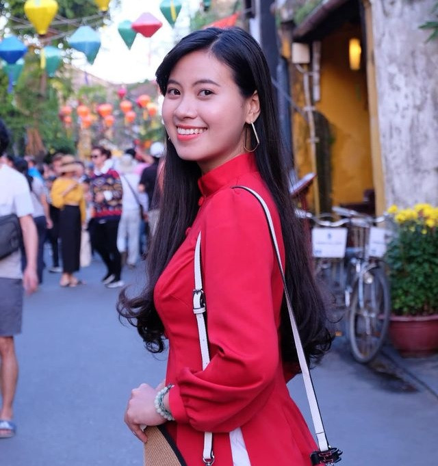 Các môn học thiên về xã hội là thế mạnh của Nhi. 9X đạt 800/990 TOEIC, sử dụng thành thạo tiếng Trung. Nhi cho rằng ngoại ngữ là yếu tố quan trọng đối với những người muốn theo đuổi lĩnh vực tiếp viên hàng không. Bí quyết học tập của cô gái quê Quảng Nam là luôn tập trung trong mọi hoạt động. “Mình thường dành hết sức để làm lần lượt từng việc một, không ôm đồm cùng lúc. Ngoài ra, mình cũng tạo thói quen đọc tin tức báo chí hàng ngày để ứng dụng thực tiễn vào bài học trên lớp", Nhi nói.