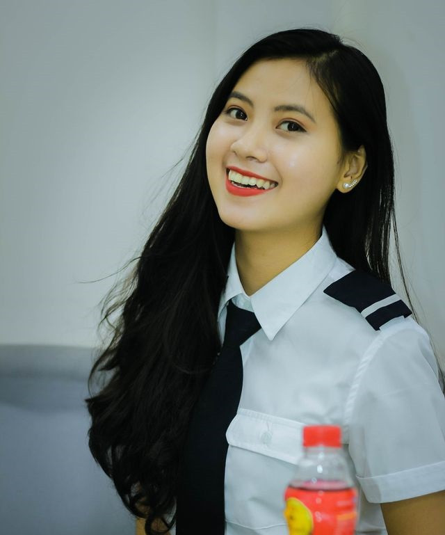 Ngô Thị Hồng Nhi, 22 tuổi, đến từ Quảng Nam. Hồng Nhi hiện là sinh viên năm cuối Học viện Hàng không, chuyên ngành Quản trị Kinh doanh Vận tải. Nữ sinh được chú ý trong cuộc thi Hoa hậu Việt Nam 2020 nhờ thành tích học tập tốt.