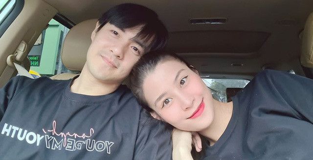 Tình yêu 10 năm giữa Ông Cao Thắng cùng Đông Nhi được xem là giai thoại được hàng triệu khán giả lẫn cộng đồng mạng vô cùng mến mộ. Trong suốt khoảng thời gian ấy, Ông Cao Thắng bên cạnh việc hỗ trợ, ủng hộ con đường nghệ thuật của vợ mà còn thể hiện bản thân là đã có người thương bằng cách theo dõi một mình Đông Nhi trên mạng xã hội.