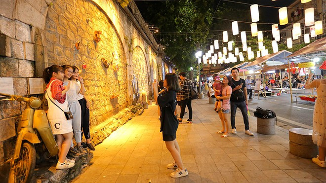 Một vài năm trở lại đây, phố bích họa Phùng Hưng trở thành điểm đến không thể bỏ qua của các bạn trẻ Hà thành vào mỗi dịp Trung thu về. Với những bức vẽ gợi nhớ hình ảnh Hà Nội xưa được in dọc tuyến đường, phố bích họa Phùng Hưng luôn thu hút người dân thủ đô và du khách đến ngắm tranh, tham quan, chụp hình.