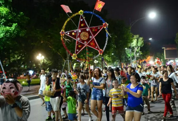 Tết Trung thu 2020 trên phố đi bộ Hồ Gươm hứa hẹn sẽ có rất nhiều hoạt động vui chơi như ca hát, nhảy múa và giao lưu nghệ thuật.