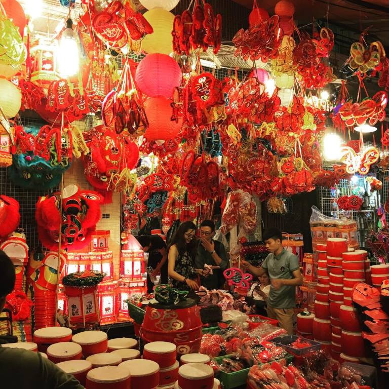 Không chỉ phục vụ nhu cầu mua bán vật dụng trang trí cho Tết Trung thu, con phố này còn là điểm chụp ảnh check-in mùa Trung thu đẹp lung linh.