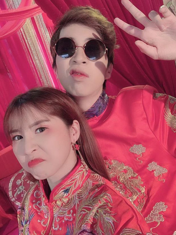 Trong khi đó, Ngân Sát Thủ cũng nhiều lần nói về chuyện yêu đương của cô và ViruSs. Cô từng cho thấy sự vô tâm của ViruSs khi nói: "Bạn trai yêu 5 năm không biết ngày sinh nhật, size giày", "Follow tất cả những cô gái trừ tôi, đó là người tôi yêu", "4 năm mình và anh Hoàng đi xem phim riêng được 2 lần vì anh ấy bận, cũng chẳng mấy khi hẹn hò lãng mạn".