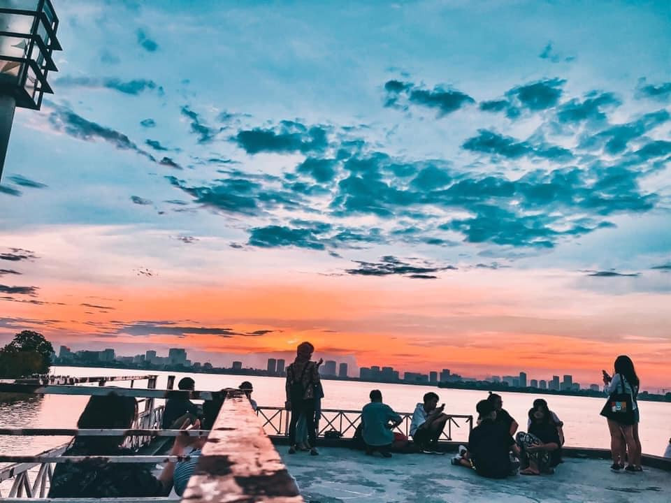Ngắm hoàng hôn từ trên cao ở Nhà ga thủy phi cơ trên đường Nguyễn Đình Thi cũng là thú vui mới dành cho các bạn trẻ.