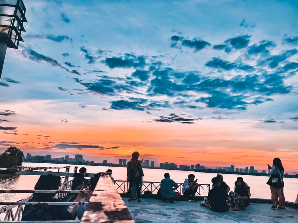 Ngắm hoàng hôn từ trên cao ở Nhà ga thủy phi cơ trên đường Nguyễn Đình Thi cũng là thú vui mới dành cho các bạn trẻ.