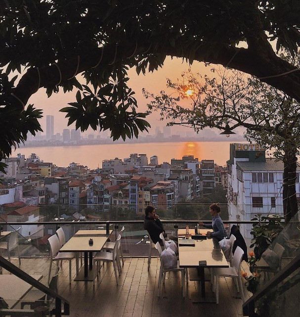 Với view nhìn ra hồ, nếu đến quán cafe 6 Degrees vào buổi chiều tà, bạn có thể đắm mình trong cảnh hoàng hôn Hồ Tây. Còn nếu hẹn hò cùng người yêu thì đây chắc chắn sẽ là khung cảnh lãn mạn hơn bao giờ hết.